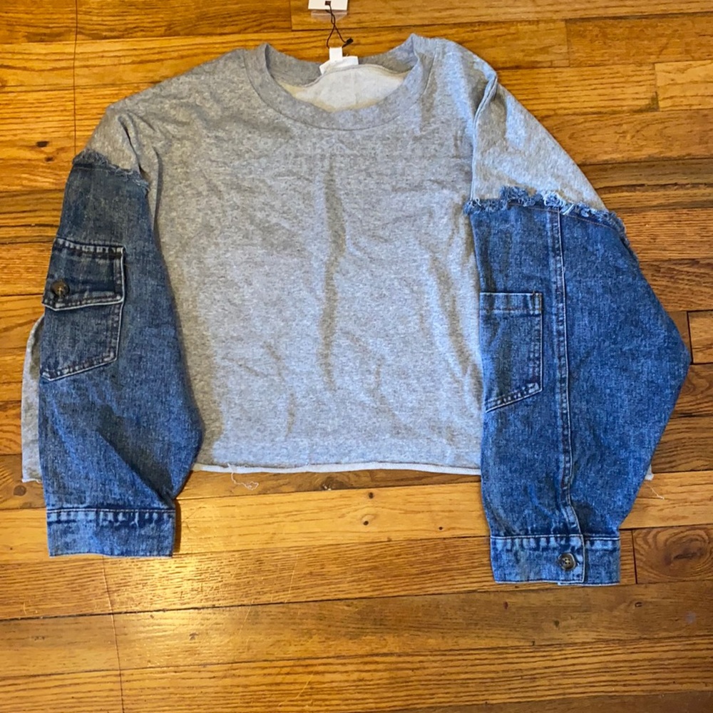 Gray cropped sweatshirt with denim sleeves
